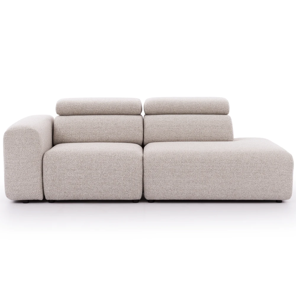 Nowoczesna sofa Novara z szerokim szezlongiem łączy minimalistyczną formę, komfortowe siedziska i eleganckie wykończenie. Doskonały wybór do nowoczesnego salonu.