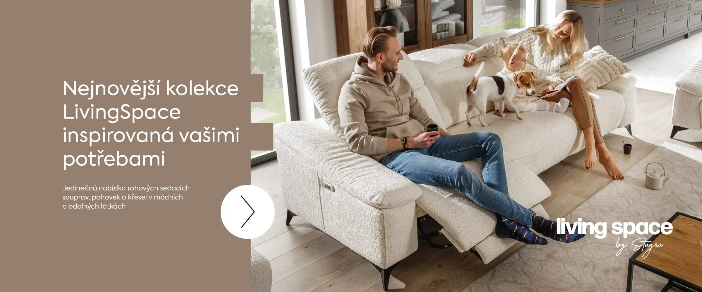 Třímístná pohovka s relaxační funkcí ve světlé látce. Rodinně strávený čas po práci na pohodlné pohovce s elektrickým polohováním. Obývací pokoj s kuchyňským koutem v moderním, hřejivém stylu.