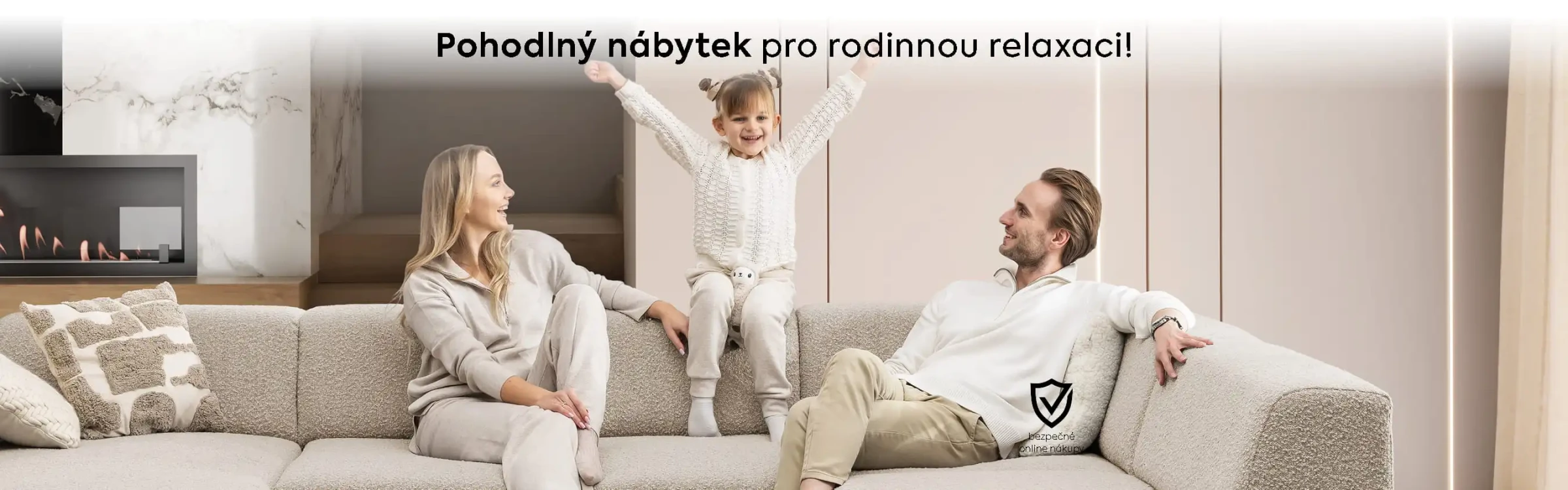 Rohová sedačka Zeus z modulární kolekce s rodinou odpočívající po pracovním dni. Rohová sedačka ve světlé látce v ultramoderním interiéru.