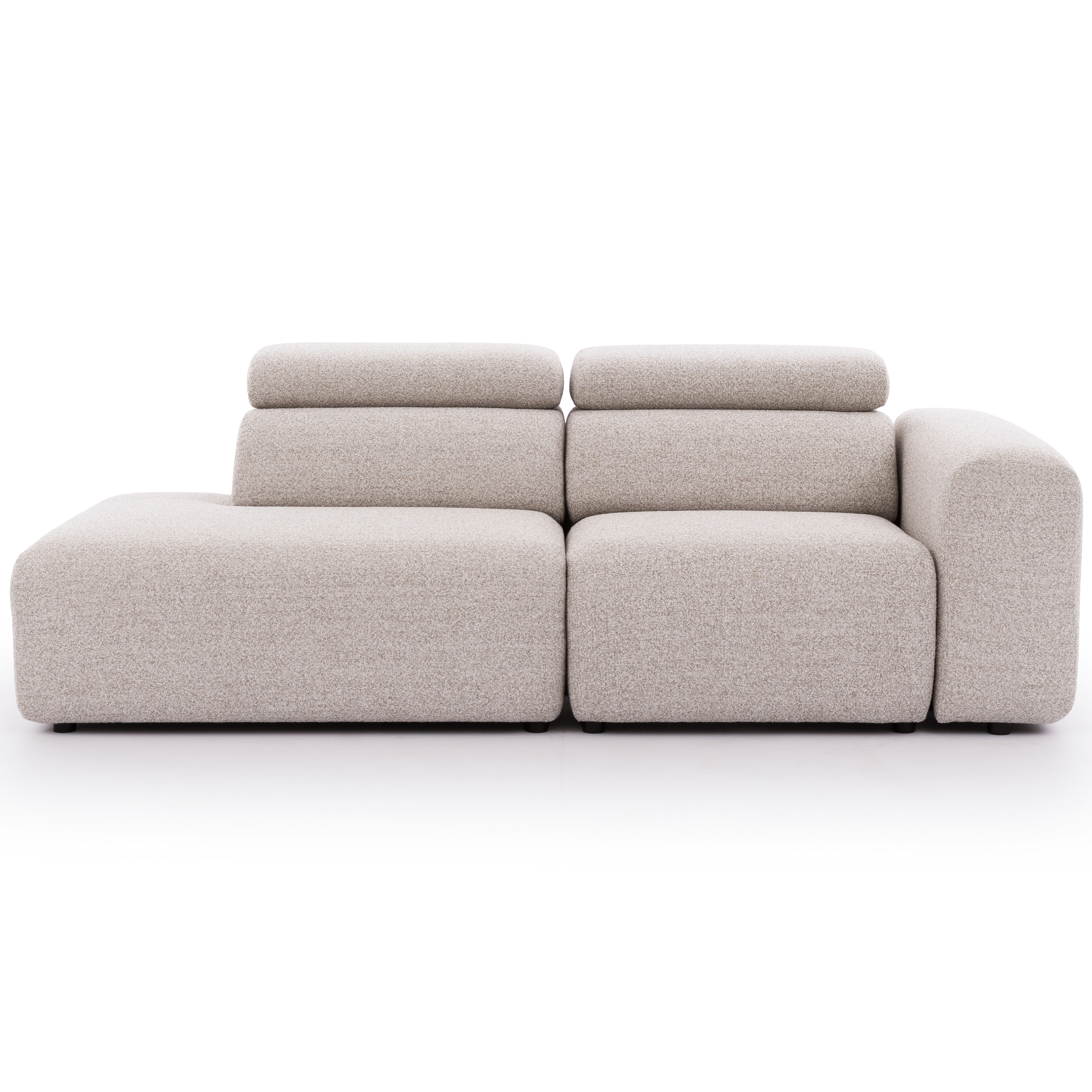 Komfortowa sofa Novara z miękkim wykończeniem i nowoczesną formą tworzy funkcjonalną strefę relaksu. Szezlong zapewnia dodatkową przestrzeń do odpoczynku.